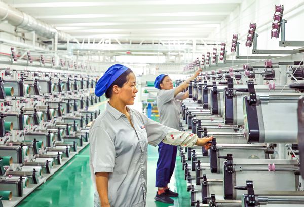 神特公司車(chē)間工人奮戰(zhàn)高溫紀(jì)實(shí)(照片)_副本